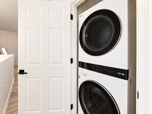 In unit washer and dryer - CozySuites Glendale - Westgate w pool! 1BR 1BA (Glendale)