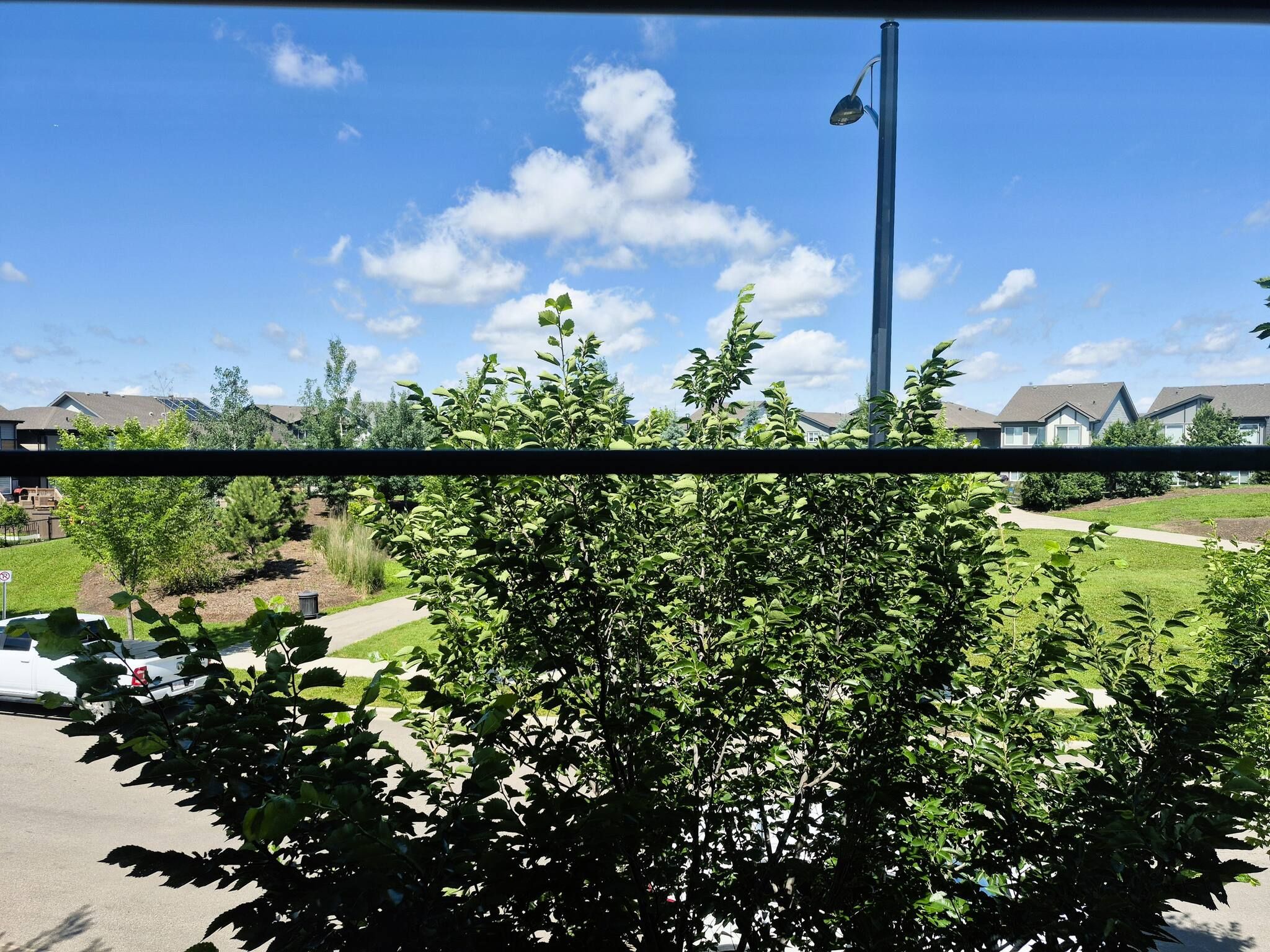 Un barrio residencial con casas, una calle y cielo despejado.