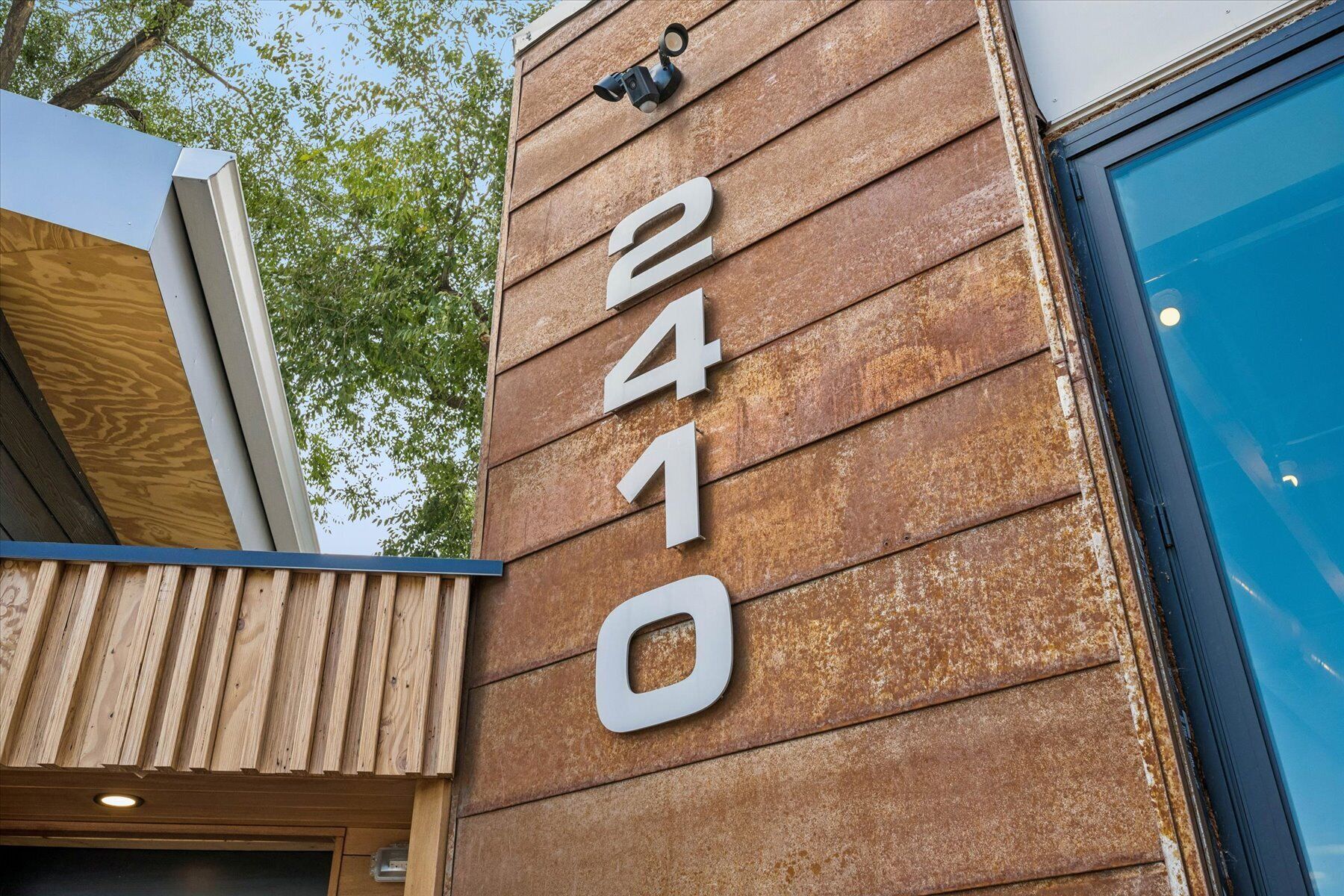Un bâtiment doté d’une façade en bois et sur lequel figure en grand le numéro « 2410 ».