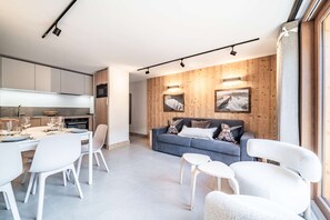 Een modern interieur met keuken, eethoek en woongedeelte.