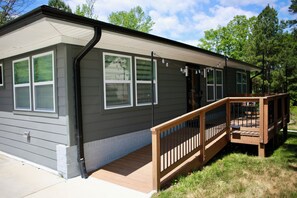 A single-story house with a covered porch and a deck. - Cozy Mid-Century Modern Hideaway (Durham)