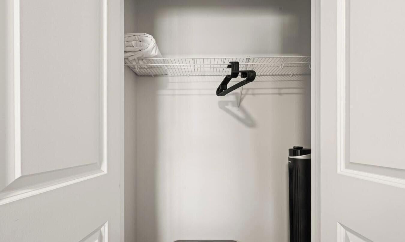 Ein Badezimmer mit Handtuchhalter, Heizkörper und Ablage für ein Handtuch.