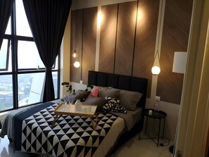Ein modernes Schlafzimmer mit einem großen Bett, einem Nachttisch und Blick auf die Stadt.