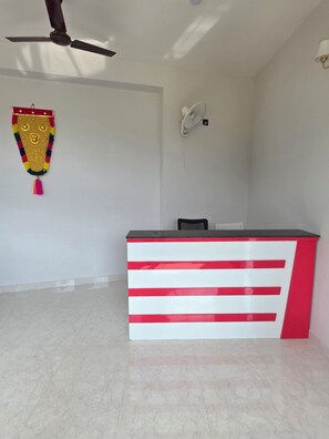 Una recepción con diseño moderno, un ventilador de techo y un ventilador de pared.