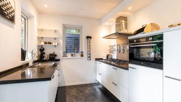 Coffee/tea maker, fridge, microwave, stovetop