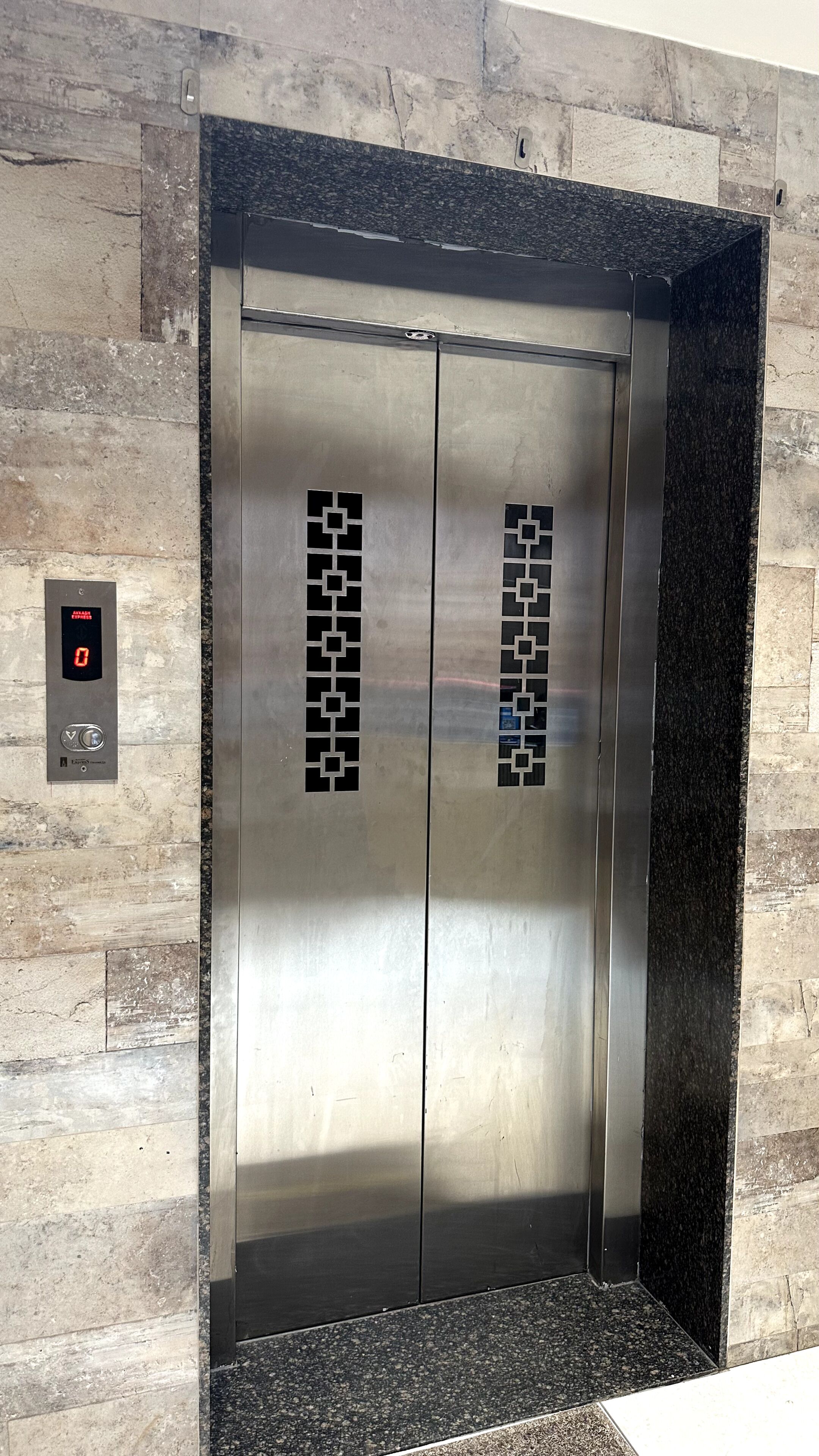 Un ascensor con pantalla digital y panel de control.