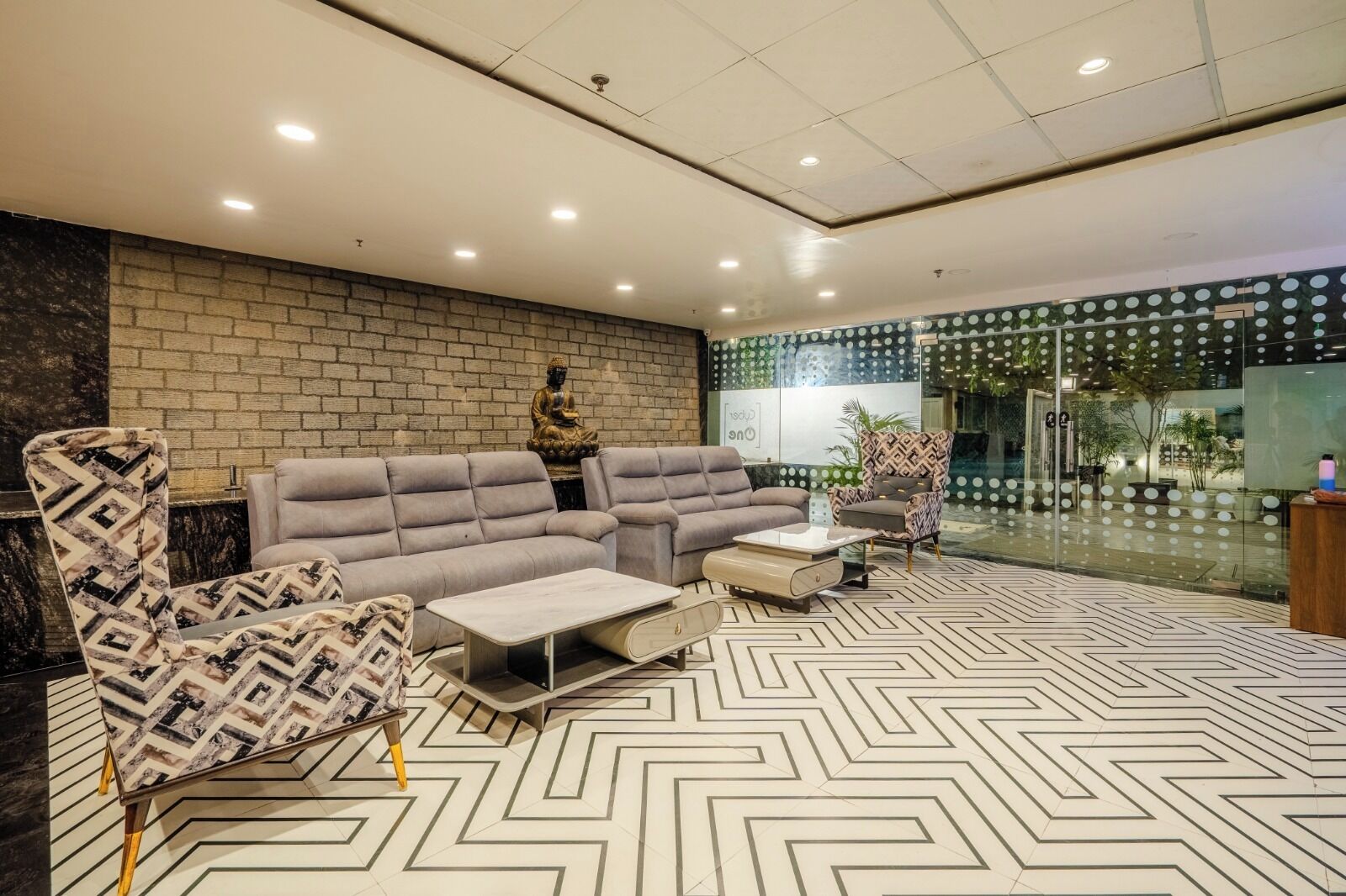Una sala de estar moderna con sofá, sillones y una mesa de centro.