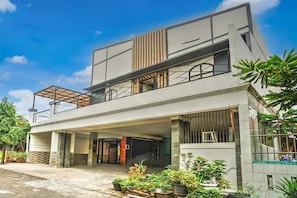 A modern two-story building with a covered entrance and a balcony. - Hotel O Near Ciputra World Surabaya Formerly Darmo Residence (Surabaya)