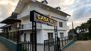 Kaksikerroksinen rakennus, jonka yläpuolella on kyltti, jossa lukee ”Casa Valley”, ja portaat johtavat sisäänkäynnille.