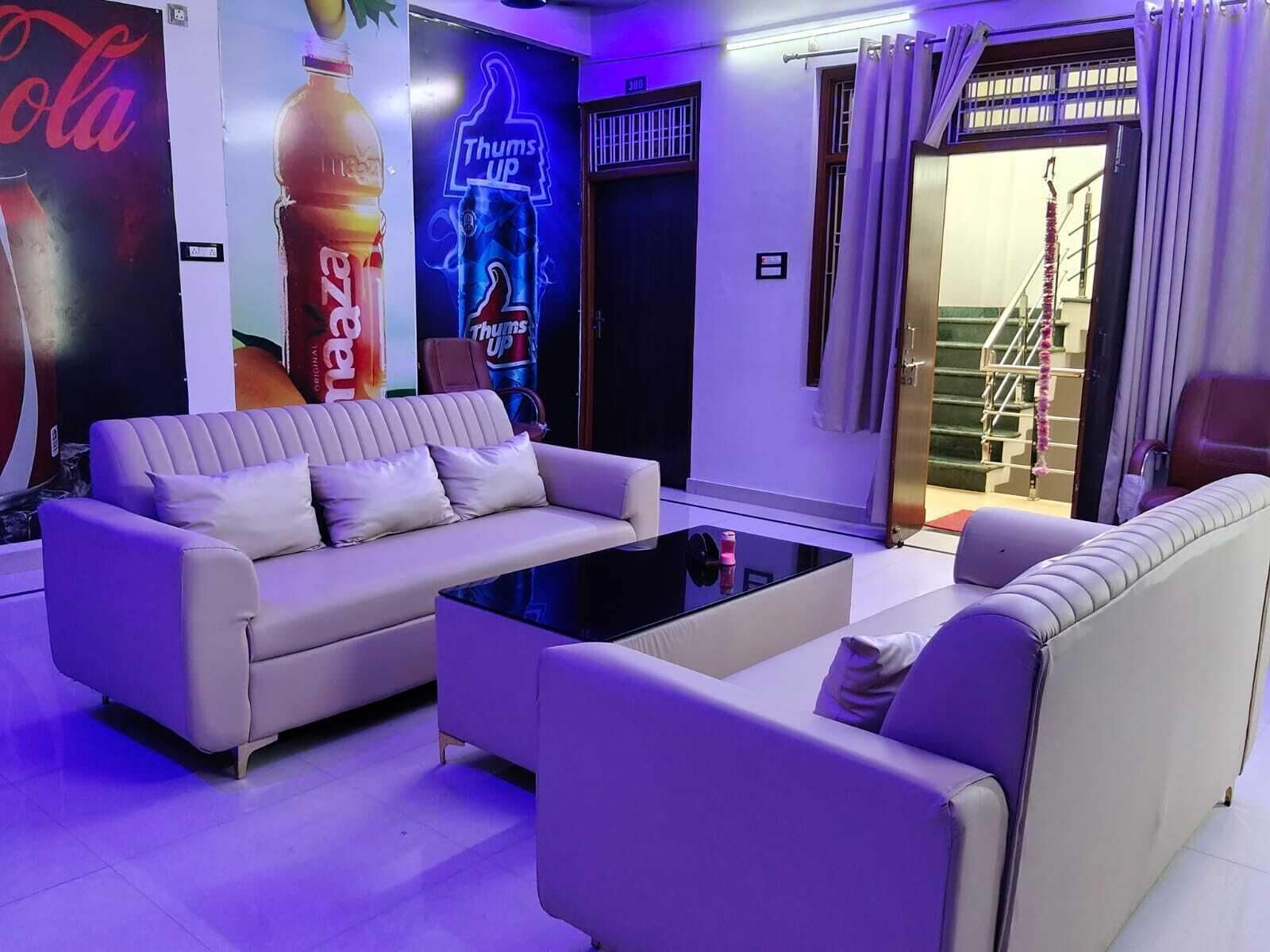 Un salon moderne avec un canapé, une table basse et une grande affiche accrochée au mur.