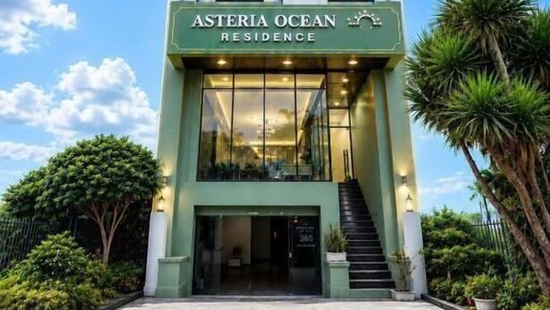 Korkea rakennus, jonka kyltissä lukee: ”Asteria Ocean Residence”.