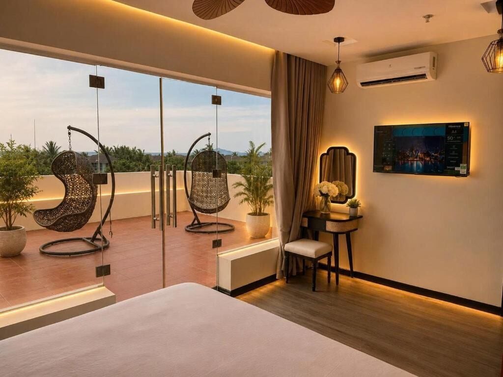 Moderni hotellihuone, jossa on parveke, sänky, työpöytä tuolilla ja seinälle asennettu televisio.