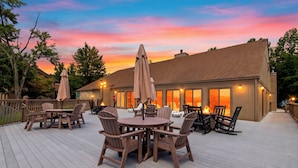 Eine Terrasse im Freien mit Holzmöbeln und einer Feuerstelle.