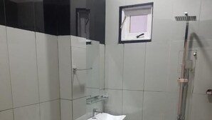 A bathroom with a toilet, sink, and shower. - Shalom View Homestay  (Kandy)