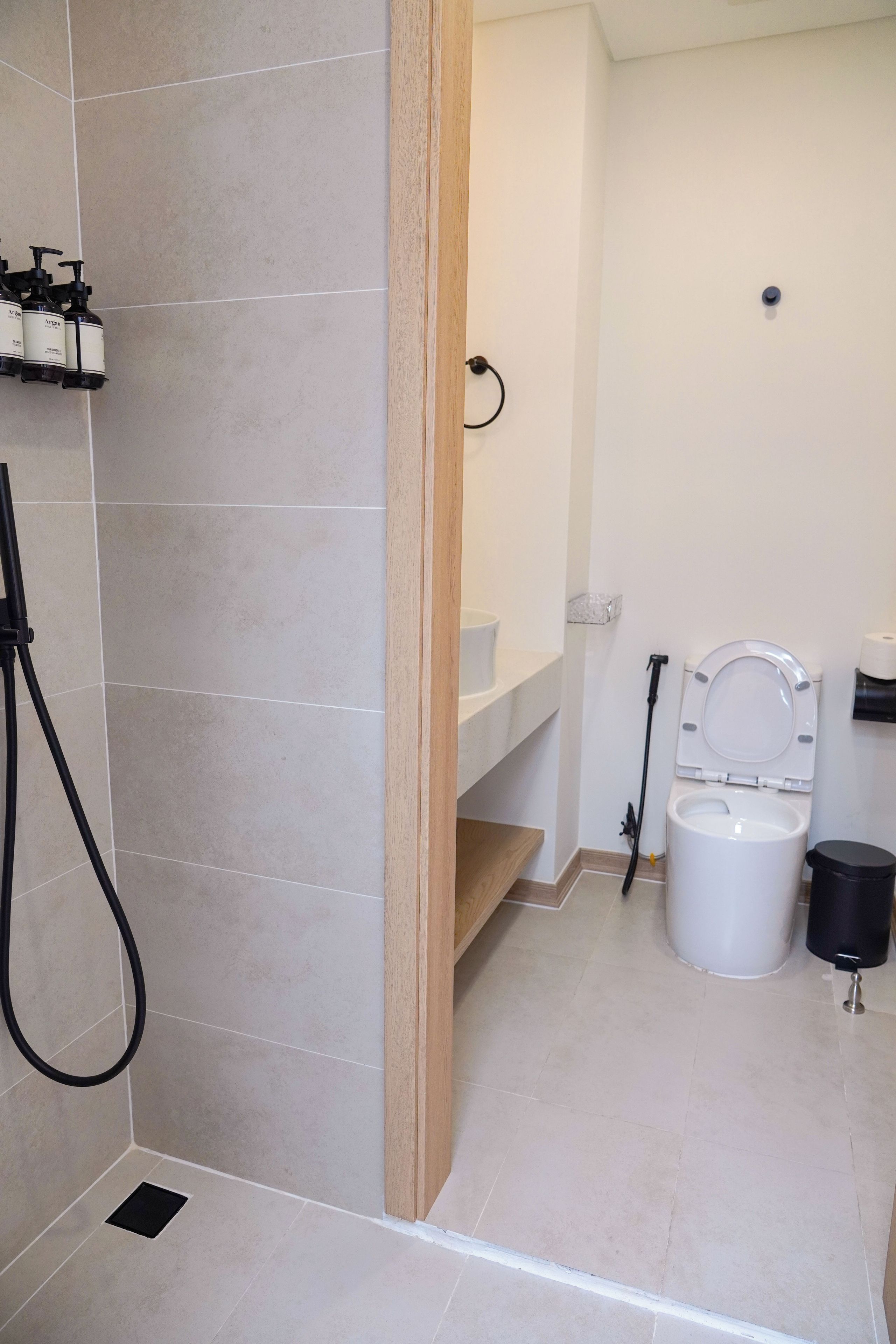 Un baño con ducha, inodoro y lavabo.