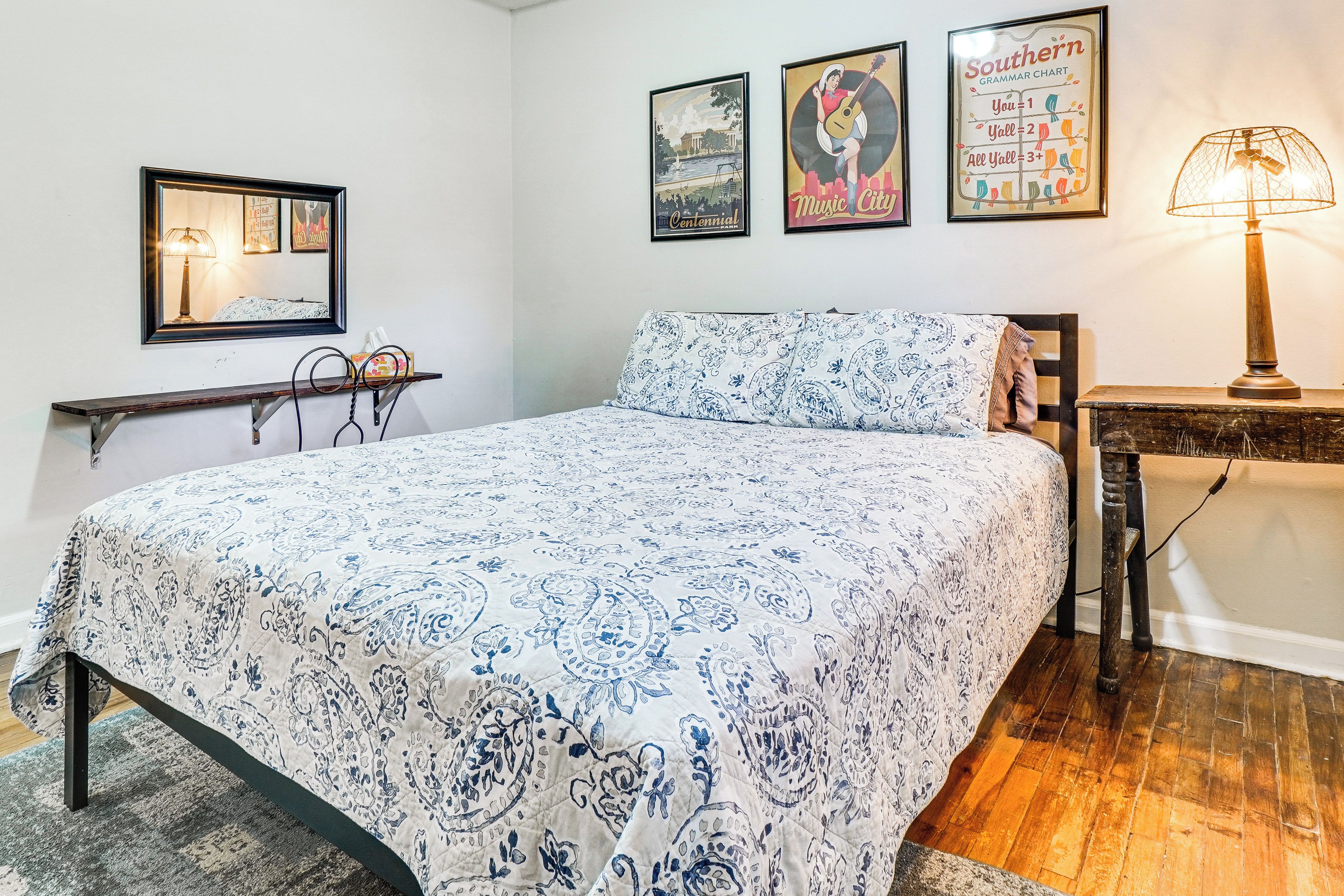 Desk, travel cot, Internet, bed sheets
