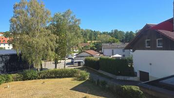 Ein Wohngebiet mit Häusern, einer Straße und einem Parkplatz.