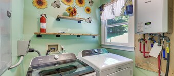 Fishing Dock & Sauna! Farmville Gem w/ Views
