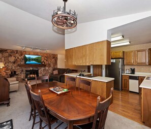 Make mealtime memories together at the dining table, seating 6​ - Aspen Glen Mountain Escape (Green Valley Lake)