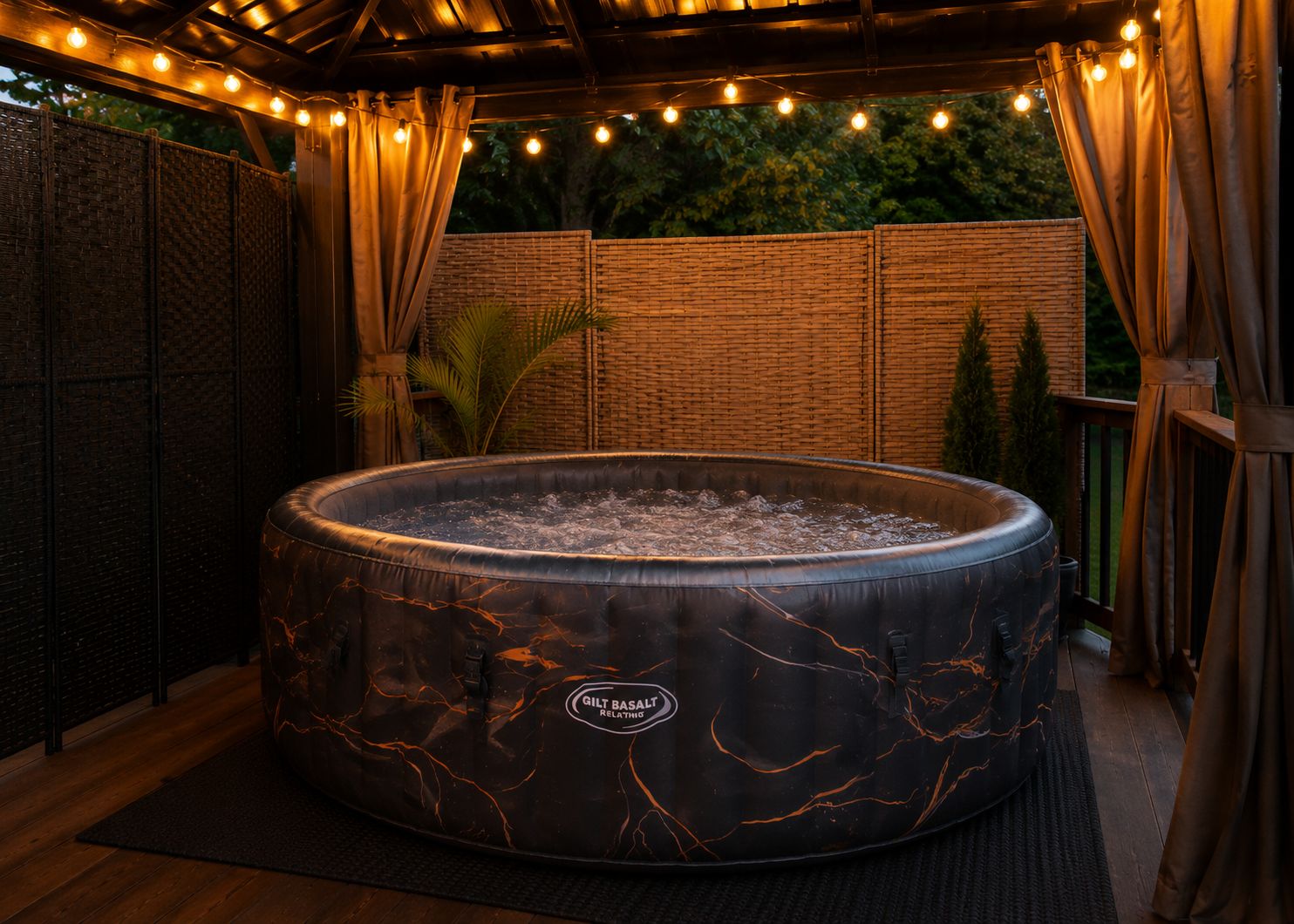 Un jacuzzi con diseño de mármol, rodeado por una terraza de madera y un área cubierta con luces colgantes.