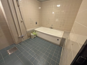 A bathroom with a bathtub, a shower, and a toilet. - HOTEL COCO (Chuo Ward, Sapporo City)