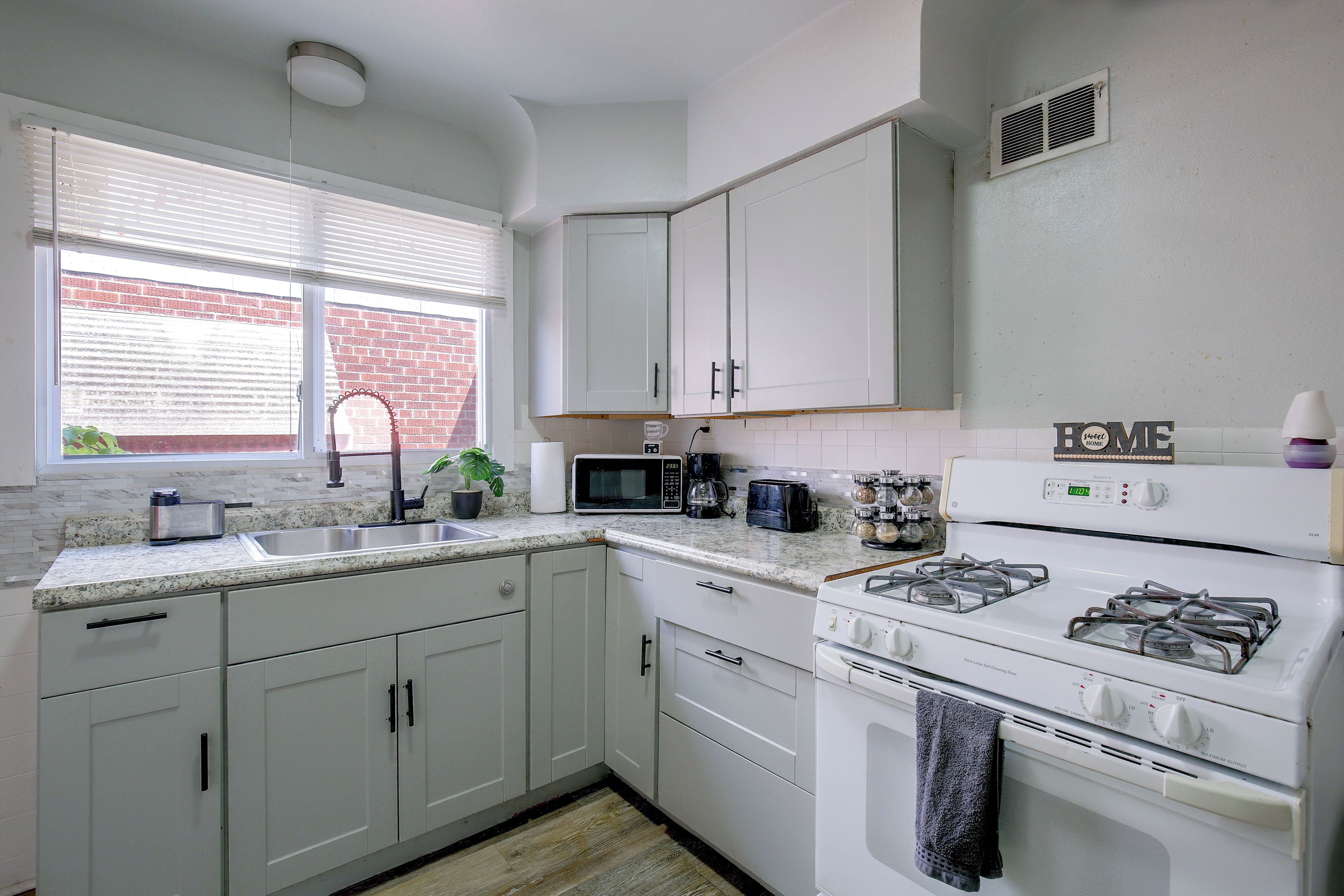 Coffee/tea maker, fridge, microwave, stovetop