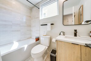 Une salle de bain moderne avec une baignoire, des toilettes et un lavabo.