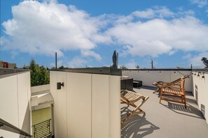 A rooftop terrace with outdoor seating and a view of the sky. - Rooftop Fire Pit & Mtn Views! Seattle Townhome (Seattle)