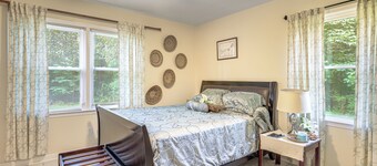 Cozy Georgia Gem on 3.5 Acres: Eat, Shop, Explore!