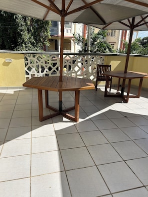 A wooden table and chair set under a shaded area with a white lattice fence in the background. -
Cozy 1 bedroom with AC and hot shower. 3 mins to the beach. Pool, gym/game room (Mombasa)