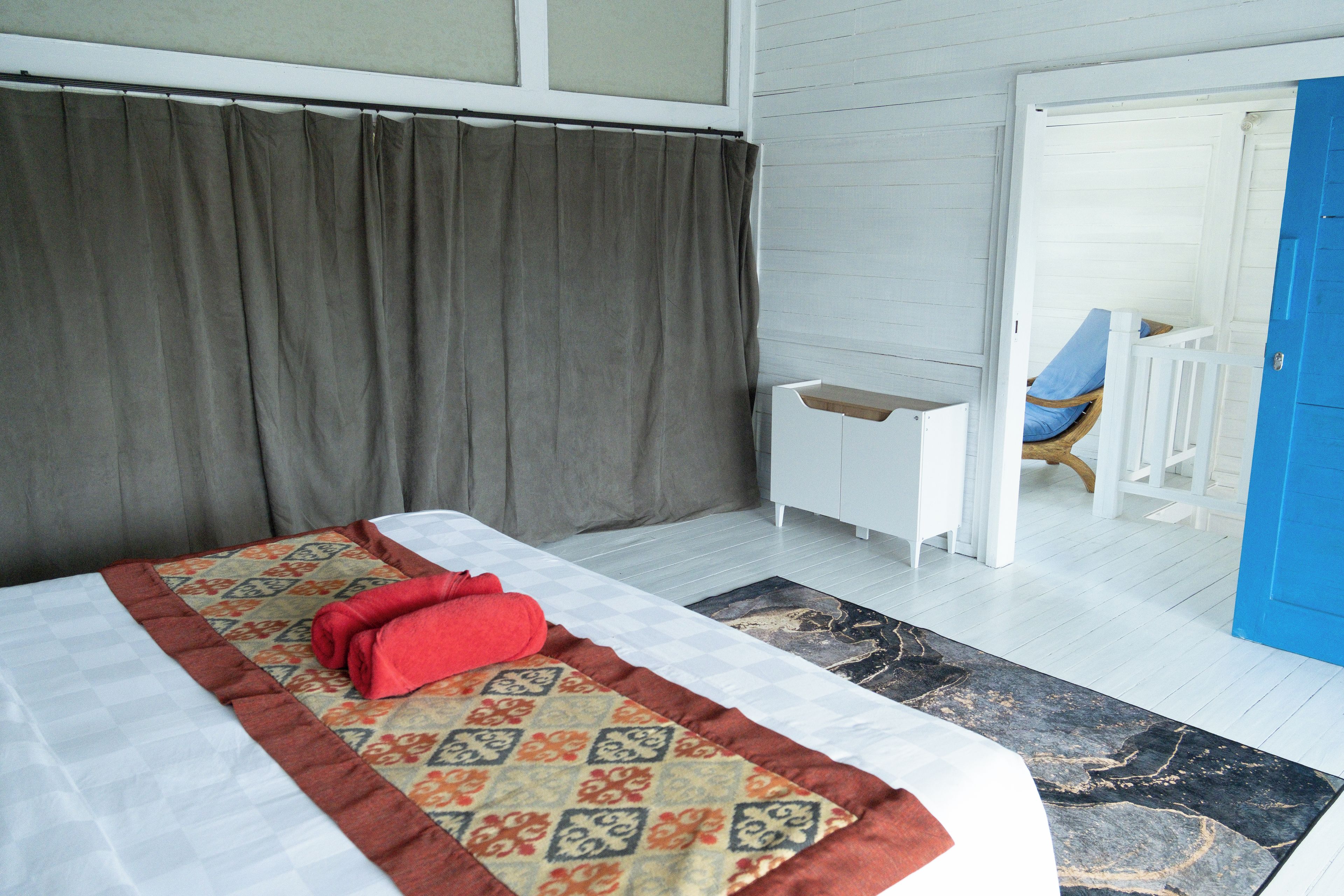 Ein Schlafzimmer mit einem Bett, einem Schreibtisch und einem Stuhl.