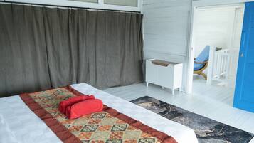 Ein Schlafzimmer mit einem Bett, einem Schreibtisch und einem Stuhl.