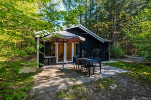 A cabin with a patio, outdoor seating, and a covered area. - Tranquil Drenthe Nature Escape (Ruinen)