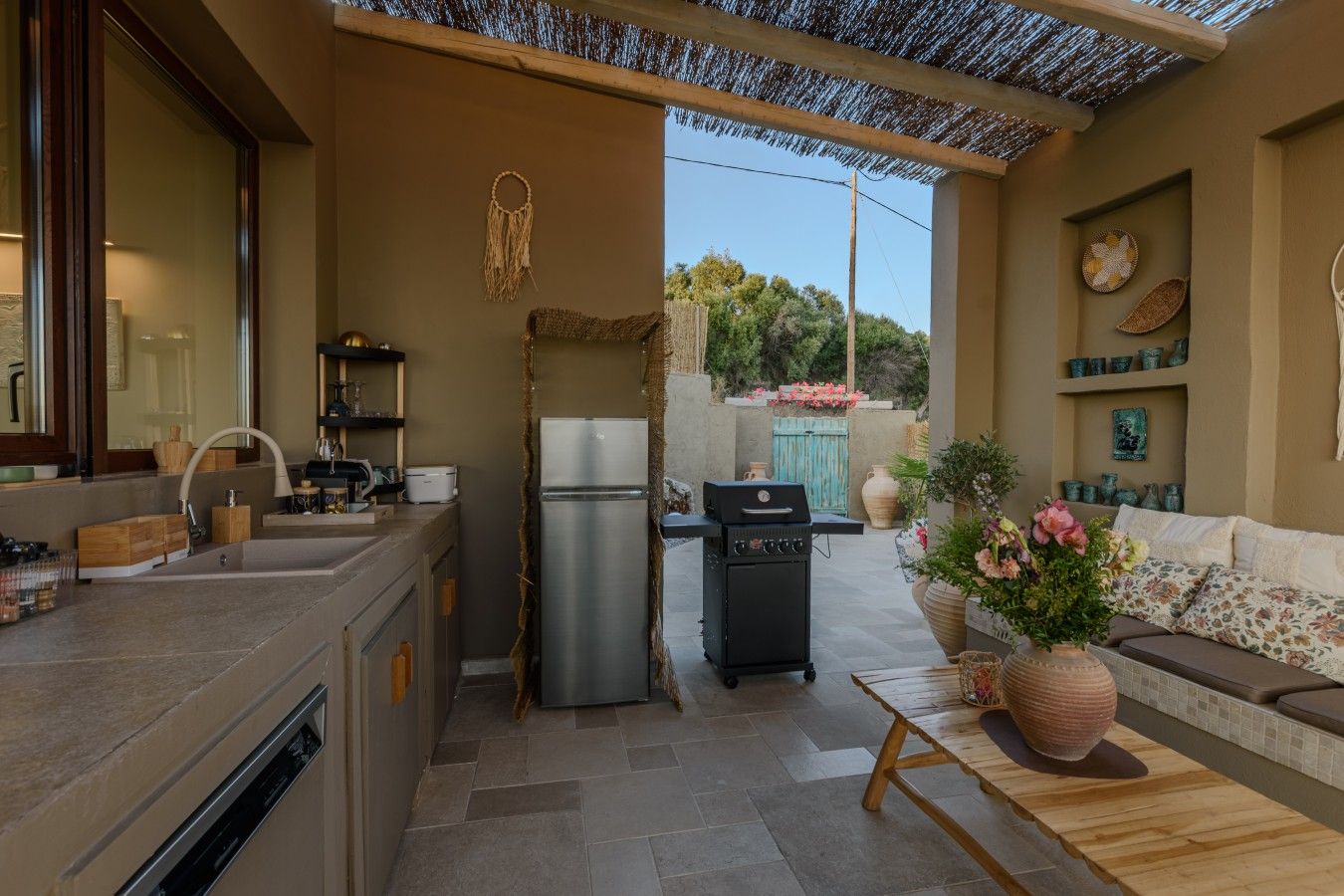 Coffee/tea maker, fridge, oven, stovetop