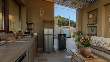 Coffee/tea maker, fridge, oven, stovetop