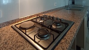 Kondominium, balkon | Dapur pribadi | Lemari es besar dan peralatan masak/sendok-piring
