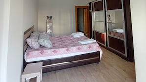 Kondominium, balkon | Meja kerja, ruang kerja ramah laptop, dan tirai kedap cahaya