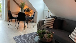 Ein Raum im Loft-Stil mit Essbereich, einer Couch und einem Couchtisch.