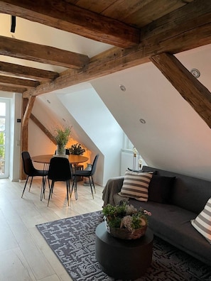 Une pièce de style loft comprenant un coin repas, un canapé et une table basse.