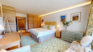 A bedroom with a bed, bedside tables, a dresser, a desk, and a chair. - Well-kept holiday apartament house in a prime location in St. (St. Moritz)
