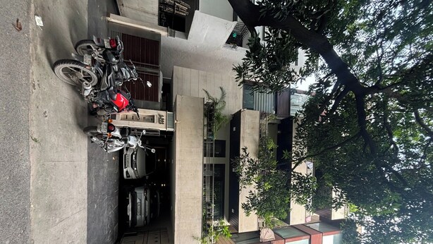 Un edificio de varios pisos con un estacionamiento en la planta baja.