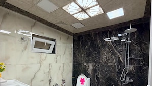 Un bagno con il water, doccia e lavandino.