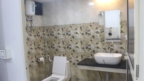 Ein Badezimmer mit Toilette, Waschbecken und Dusche.