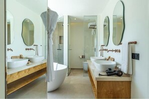 A modern bathroom with a freestanding bathtub, two sinks, and a large mirror. - Club Arona Luxury Villas Belek : Villa The Grand (Serik)