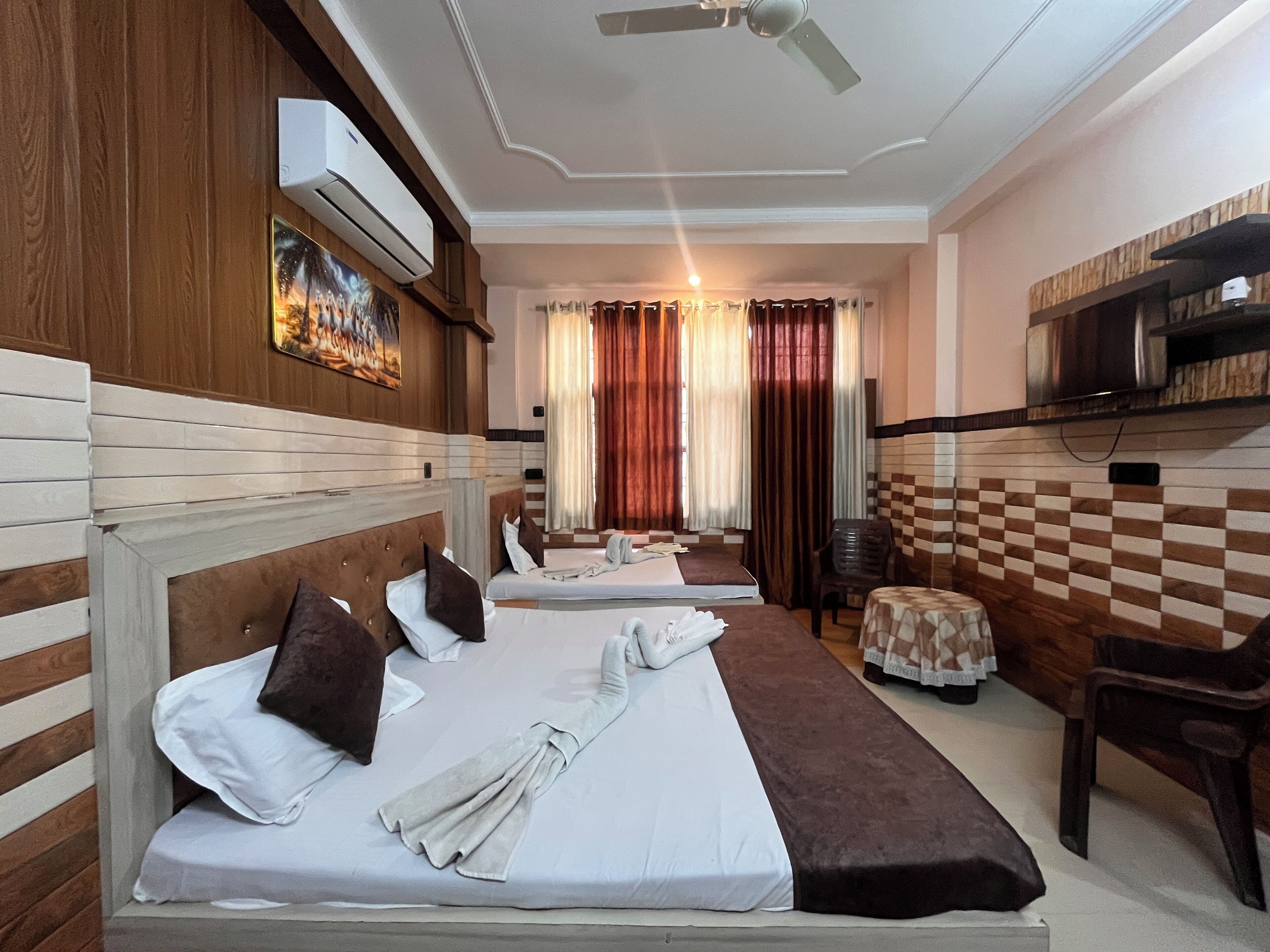 Luxury Suite, Balcony | Desk, laptop workspace, iron/ironing board, WiFi (free)