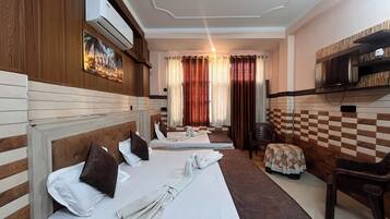 Luxury Suite, Balcony | Desk, laptop workspace, iron/ironing board, WiFi (free)