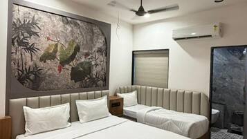 Un dormitorio moderno con una cama grande, un ventilador de techo y un equipo de aire acondicionado instalado en la pared.