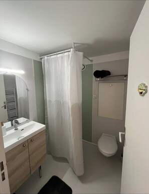 Unclassified image, 3 of 5, button - Vrbo Property (Saint-Brieuc)