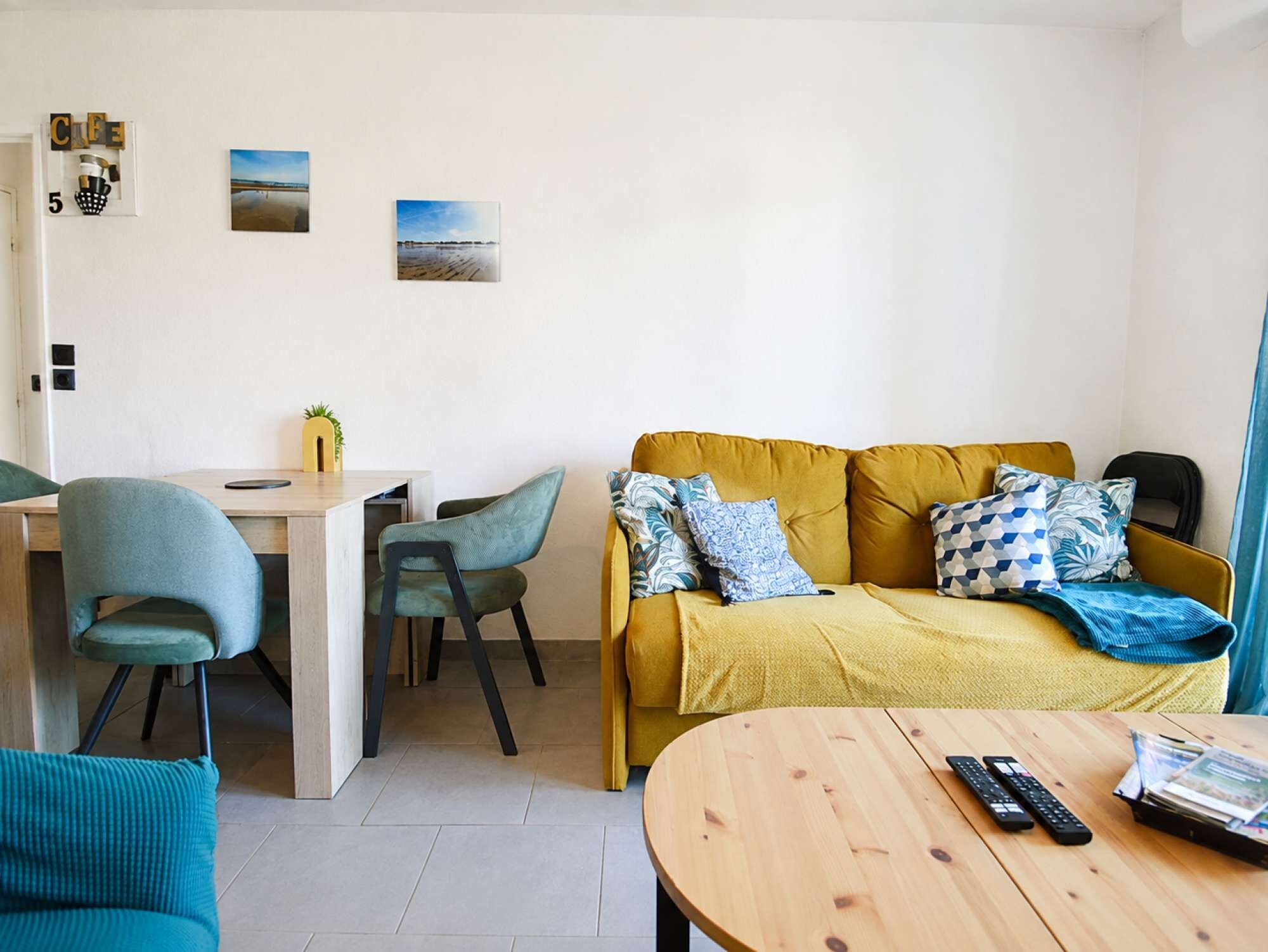 Un salon moderne comprenant un canapé, des fauteuils, une table basse et un petit bureau.