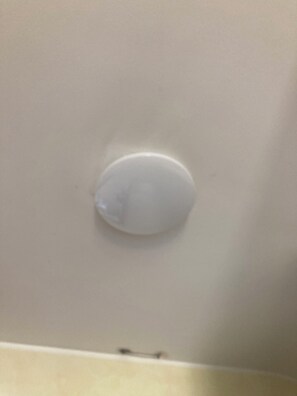A ceiling with a recessed light fixture. - Breakfast and Beverages (Biella)